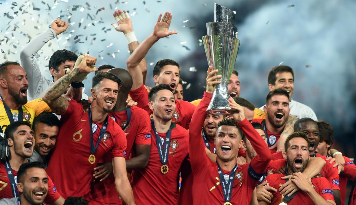 Para pemain Portugal merayakan gelar juara UEFA Nations League setelah mengalahkan Belanda pada laga final di Stadion Dragao, Porto, Minggu (9/6). Portugal menang 1-0 atas Belanda. (AFP/Patricia De Melo)