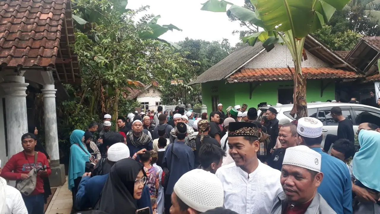 Ratusan pelayat mengantarkan Harry Moekti ke peristirahatan terakhirnya