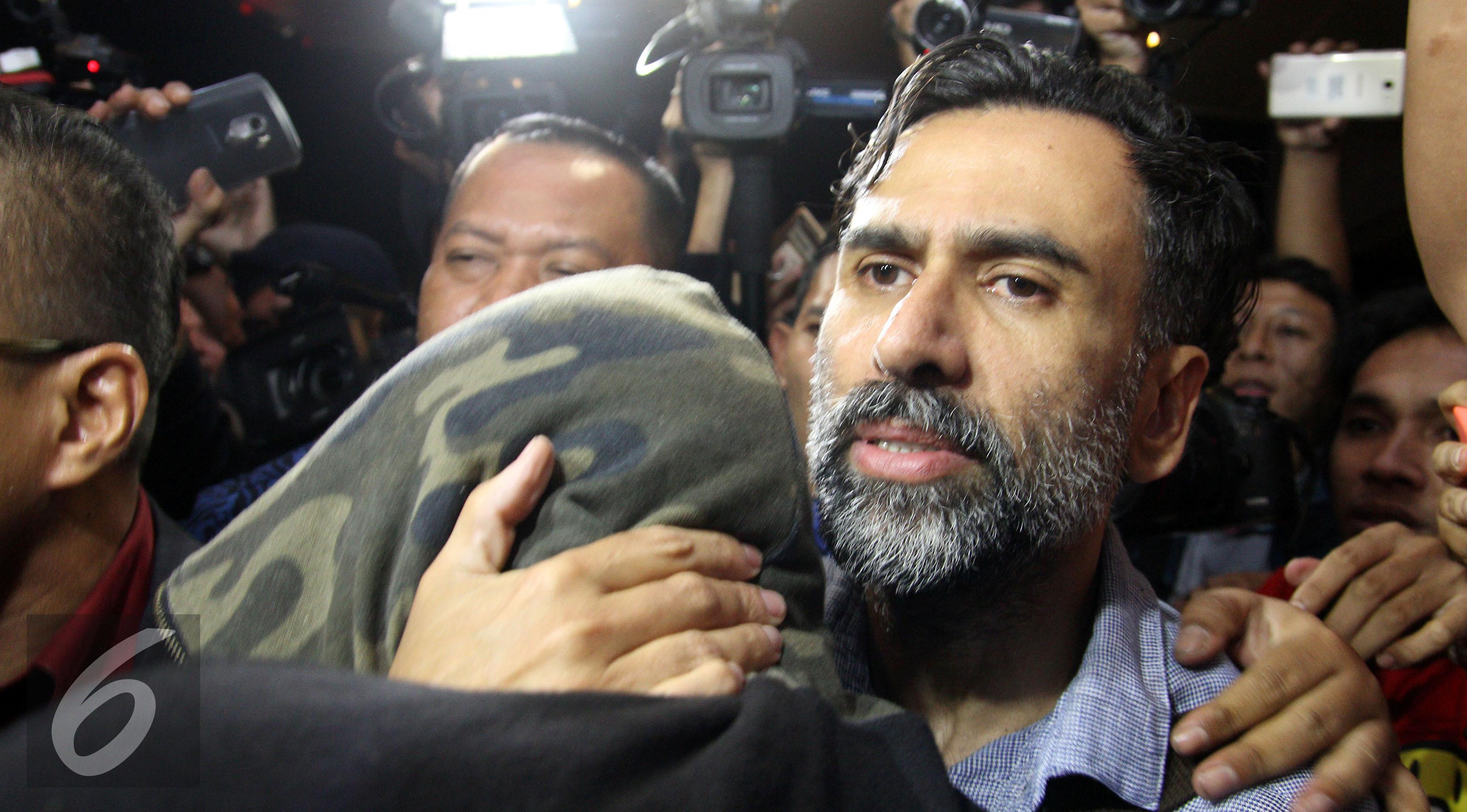 Jeremy Thomas mendampingi putranya, Axel Matthew Thomas untuk menjalani berita acara pemeriksaan (BAP) di Polres Bandara Soekarno-Hatta, Tangerang, Selasa (18/7/2017) malam. (Herman Zakharia/Liputan6.com)