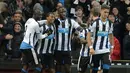 Georginio Wijnaldum disambut rekan-rekannya setelah mencetak gol ke gawang Liverpool dalam lanjutan Liga Inggris di Stadion St James' Park, Newcastle, Minggu (6/12/2015). (AFP/Oli Scarff)