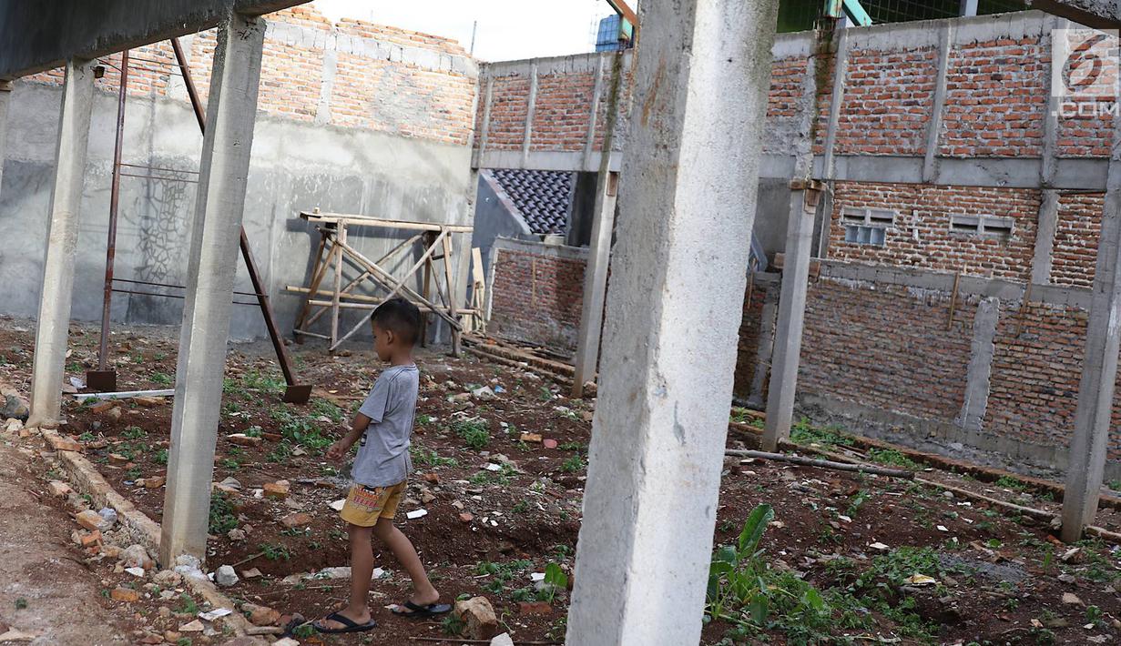 Seorang anak bermain di RPTRA Pelangi Cipedak yang pembangunannya terhenti di Jakarta, Senin (18/3). Terhentinya pembangunan RPTRA yang telah tiga kali mangkrak dikeluhkan warga karena molor dari target yang ditentukan. (Liputan6.com/Immanuel Antonius)