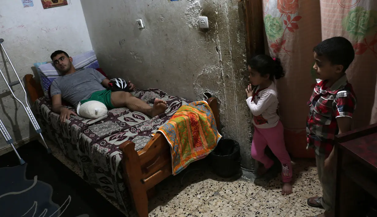 Atlet sepeda asal Palestina, Alaa Al-Daly yang kehilangan kakinya ketika ditemui di rumahnya di Rafah, Jalur Gaza, 19 April 2018. Sebelumnya, Al-Daly telah berlatih sangat keras untuk mempersiapkan penampilannya dalam ajang Asian Games. (AFP/SAID KHATIB)