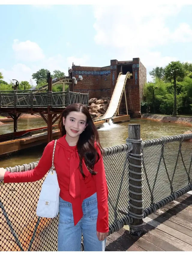 6 Gaya Fashion Liburan Keluarga Irish Bella di Legoland Malaysia, Tampil Kompak