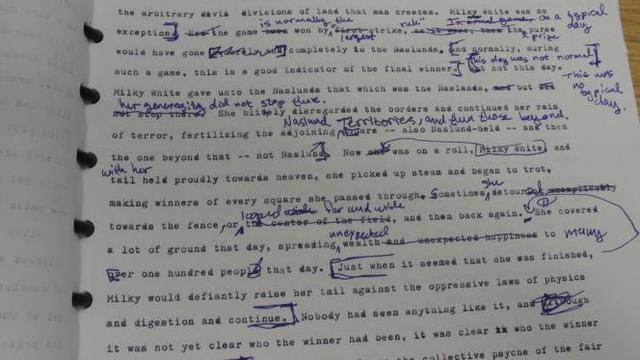 6 Tulisan Revisi Dosen di Skripsi Ini Susah Bacanya, Mahasiswa Makin Pusing