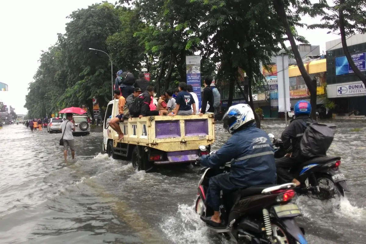 Aneka Transportasi Banjir Kelpaa Gading, Gerobak Hingga Delman
