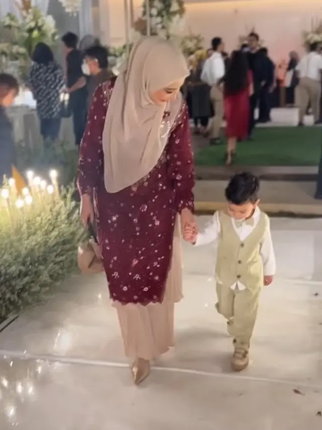 Zaskia Sungkar pakai kebaya (Instagram/zaskiasungkar15)