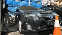 Mobil Camry Hybrid ini masih baru karena belum memiliki plat nomor dan bagian dalamnya masih terbungkus plastik (Liputan6.com/ Abdul Aziz Prastowo).