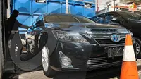 Mobil Camry Hybrid ini masih baru karena belum memiliki plat nomor dan bagian dalamnya masih terbungkus plastik (Liputan6.com/ Abdul Aziz Prastowo).