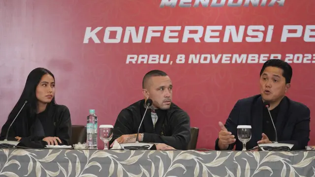 Sabreena Dressler (kiri) saat jumpa pers bersama Ketua Umum PSSI Erick Tohir dan Radja Nainggolan. (Foto: pssi.org)