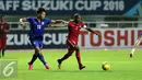 Penyerang Timnas Indonesia, Boaz Salossa (kanan) mencoba melewati kawalan pemain Thailand saat final pertama Piala AFF 2016 di Stadion Pakansari, Bogor, Rabu (14/12). Indonesia unggul 2-1 atas Thailand. (Liputan6.com/Helmi Fithriansyah)