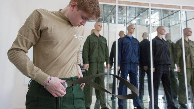 Seorang tentara wajib militer mengenakan seragamnya setelah lulus pemeriksaan fisik di St. Petersburg, Rusia (20/10/2020). Untuk dapat mengikuti wajib militer, para kandidat harus berkewarganegaraan Rusia berusia antara 18 hingga 27 tahun, dan lulus ujian fisik. (Xinhua/Irina Motina)