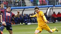 Lionel Messi (kanan) saat membela Barcelona kontra Eibar, pada lanjutan La Liga 2015-2016, beberapa waktu lalu. Messi akan memperkuat timnas Argentina pada ajang Kualifikasi Piala Dunia 2018, akhir bulan ini.  (Reuters/Joseba Etxabur)