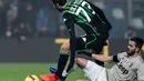 Miralem Pjanic mencoba menghentikan pergerakan Manuel Locatelli pada laga lanjutan Serie A yang berlangsung di stadion Mapei, Reggio Emilia, Senin (11/2). Juventus menang 3-0 atas Sassuolo. (AFP/Miguel Medina)