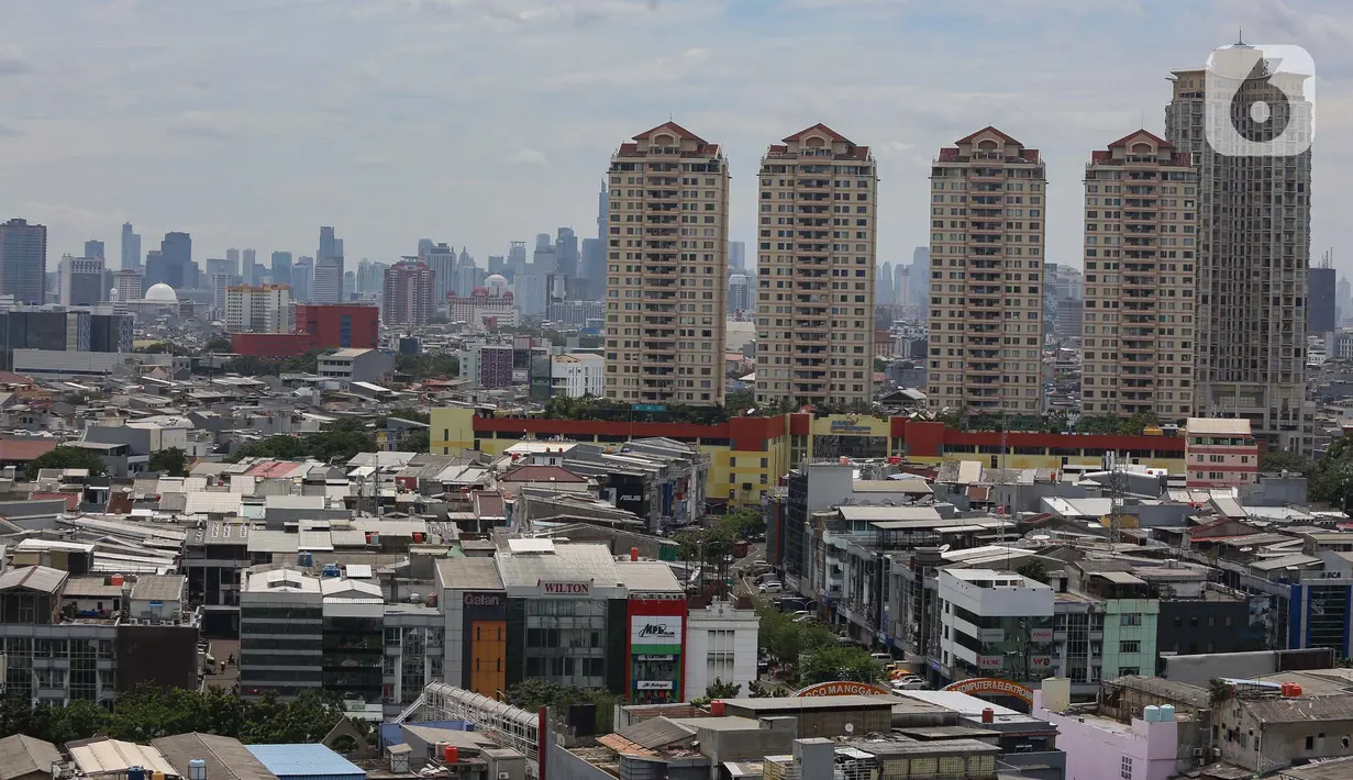 Badan Penanggulangan Bencana Daerah (BPBD) Jakarta melaporkan ada 200 rumah semi permanen yang hangus akibat kebakaran tersebut. (Liputan6.com/Angga Yuniar)