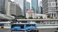 Kendaraan melintas dekat proyek revitalisasi halte TransJakarta Gelora Bung Karno (GBK), Jakarta Pusat, Senin (25/7/2022). PT TransJakarta terus mengebut proyek konstruksi revitalisasi sembilan halte yang akan berlangsung sekitar enam bulan dan akan difungsikan kembali secara bertahap sampai dengan dirampungkan secara keseluruhan pada Desember 2022. (merdeka.com/Iqbal S Nugroho)