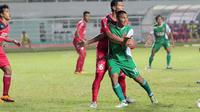 Pemain PS TNI, Aldino Herdiianto saat dihadang pemain Semen Padang pada lanjutan Torabika SC 2016 di Stadion Pakansari, Bogor, Minggu (23/10/2016). (Bola.com/Nicklas Hanoatubun)
