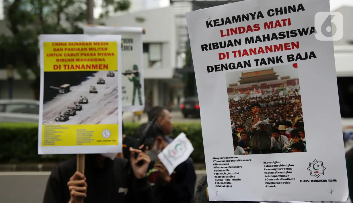 Poster-poster tuntutan dibentangkan di depan Kedubes China. (Liputan6.com/Johan Tallo)