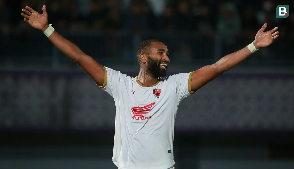 <p>Pemain PSM Makassar, Yuran Fernandes Rocha Lopes merayakan golnya ke gawang Dewa United FC melalui tendangan penalti saat laga pekan ke-10 BRI Liga 1 2022/2023 antara Dewa United FC melawan PSM Makassar di Stadion Indomilk Arena, Tangerang, Kamis (15/9/2022). (Bola.com/Bagaskara Lazuardi)</p>