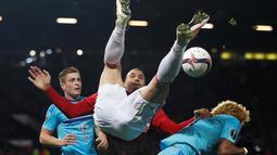 Pemain Manchester United, Zlatan Ibrahimovic, berebut bola dengan pemain Feyenoord pada matchday kelima Grup A Liga Europa 2016-2017, di Stadion Old Trafford, Jumat (25/11/2016) dini hari WIB. (Action Images via Reuters/Carl Recine)