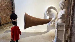 Orang-orang mengunjungi pameran memperingati 250 tahun kelahiran komposer dan pianis Ludwig van Beethoven di Kunsthistorisches Museum di Wina, Austria, pada 1 Oktober 2020. (Xinhua/Georges Schneider)