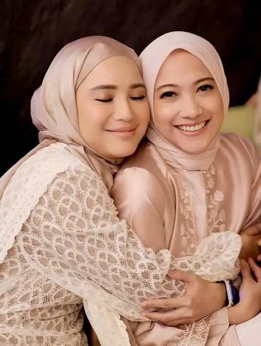 Chacha juga mengenakan kerudung coklat yang serasi dengan riasan wajahnya. Chacha mengaplikasikan eyeshadow coklat dan lipstik nudenya. [@hepidavid]