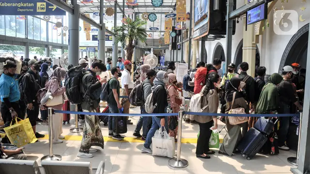 Puncak Arus Mudik Lebaran Idul Fitri di Stasiun Pasar Senen