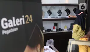 Pekerja merapikan emas di galeri 24 Pegadaian, Tangerang, Selasa (7/7/2020). Harga emas Pegadaian khusus batangan 1 gram cetakan Antam hari ini naik Rp 4.000 atau 0,42% ke level Rp 950.000/gram dari harga hari sebelumnya. (Liputan6.com/Angga Yuniar)