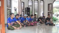 Pemain Arema Cronus saat melakukan salat berjamaah di sebuah mushola. (Bola.com/Kevin Setiawan)