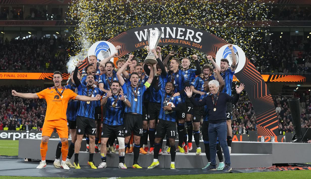Para pemain Atalanta mengangkat trofi juara Liga Europa 2023/2024 usai membungkam Bayer Leverkusen dalam laga final di Aviva Stadium, Dublin, Kamis (23/5/2024) dini hari WIB. (AP Photo/Kirsty Wigglesworth)