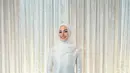 Tampil effortlessly elegan layaknya YM Dayang Anisha Rosnah, dengan mengenakan baju kurung bahan satin warna putih.[@muash.portfolio]