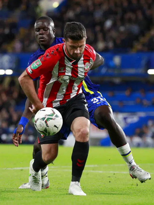 Pemain Southampton Shane Long (depan) berebut bola dengan pemain Chelsea Malang Sarr pada pertandingan Piala Liga Inggris di Stadion Stamford Bridge, London, Inggris, 26 Oktober 2021. Chelsea menang adu penalti dengan skor 4-3 (1-1). (AP Photo/Ian Walton)
