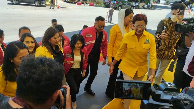 Petinggi Partai Solidaritas Indonesia (PSI) tiba di Kantor DPP Partai Golkar, Jalan Anggrek Nelly Murni, Slipi, Jakarta Barat, Rabu (12/4/2023)