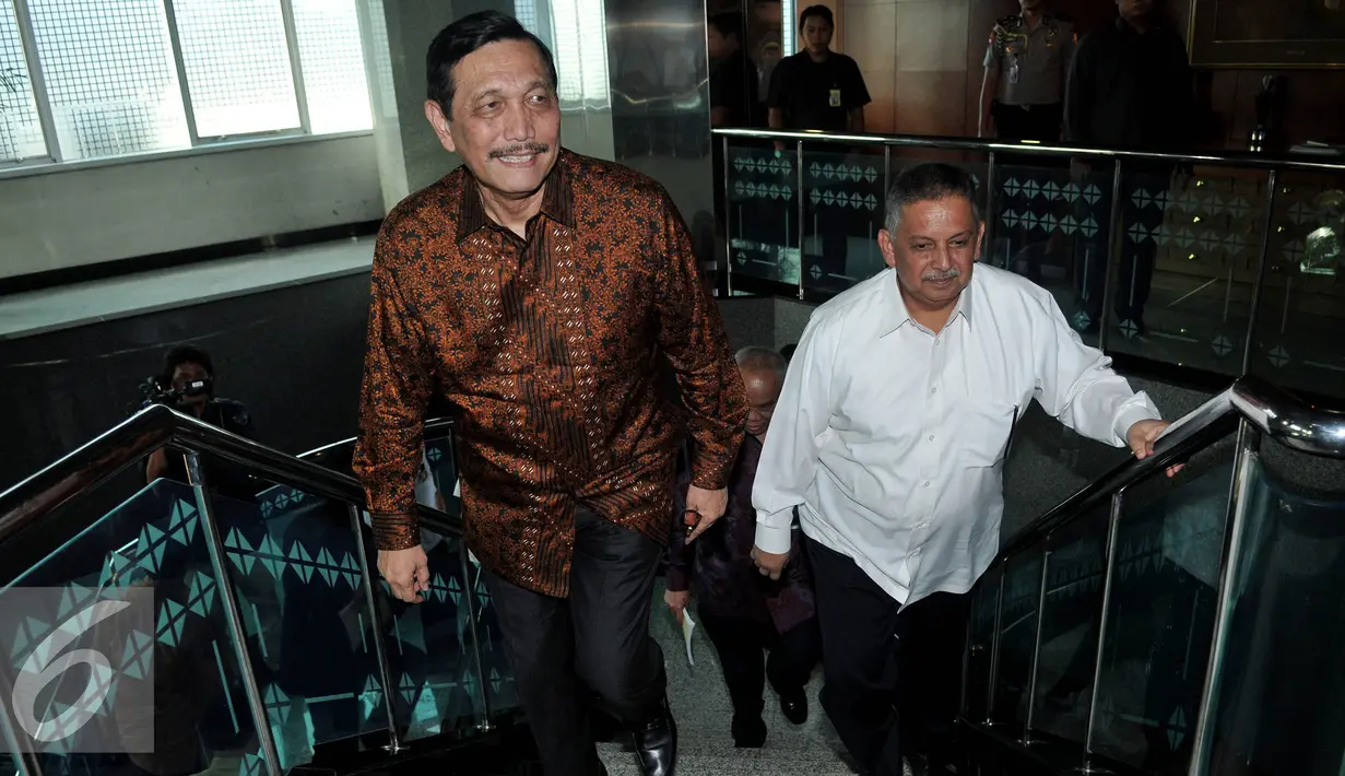 Menkopolhukam, Luhut Panjaitan menaiki anak tangga saat menghadiri Rapat Kordinasi Terbatas di Gedung kantor PLN, Jakarta, Kamis (3/9/2015). Rapat membahas Proses Pembangunan Pembangkit listrik sebesar 35.000 MW di Indonesia. (Liputan6.com/Johan Tallo)