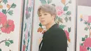 Ketika menjalani pemotretan untuk Billboard, Jimin BTS mengenakan jaket merek Saint Laurent. Jaket warna hitam ini berharga Rp 80 juta. (Foto: koreaboo.com)