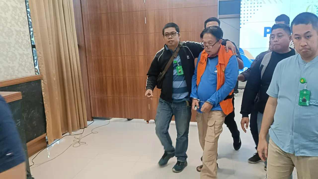 Terpidana korupsi kredit Rp35 miliar lebih, Nader Taher, digiring petugas ke mobil tahanan setelah 19 tahun menjadi buronan.