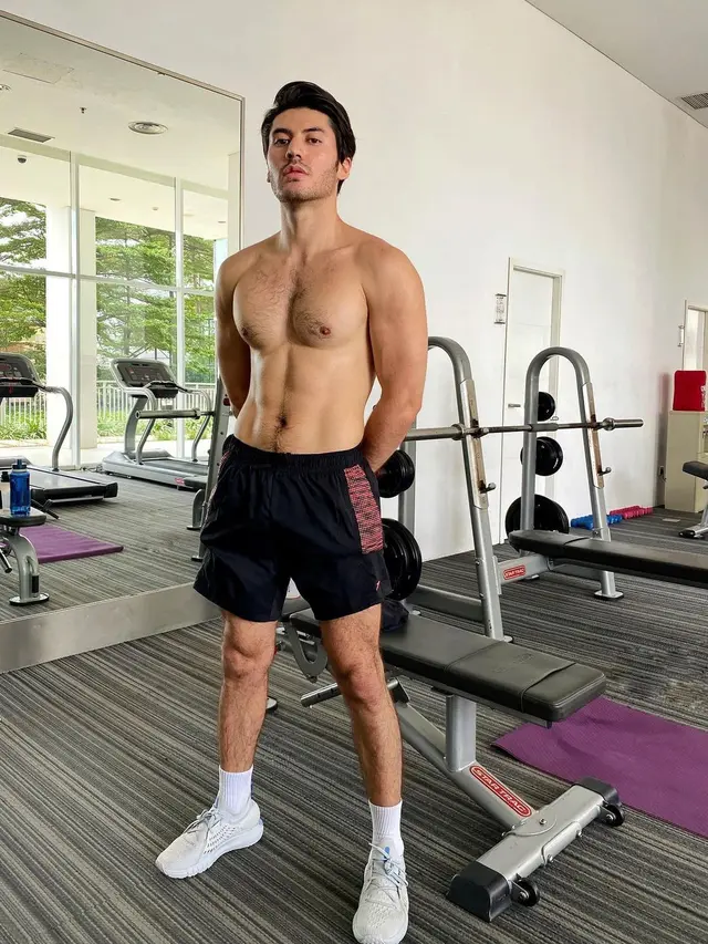 Punya Tubuh Kekar, Ini 7 Gaya Valentino Peter Saat Olahraga