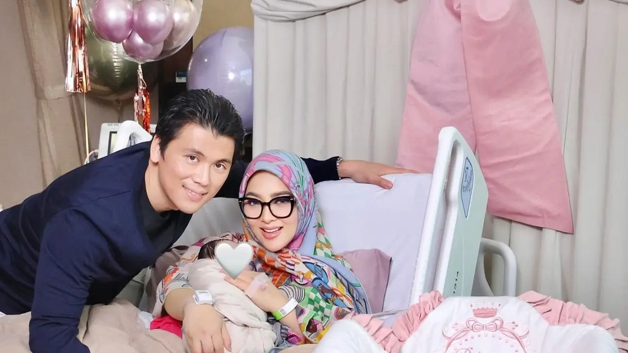 6 Gaya Mahal Syahrini Momong Princess R, Serba Hermes dari Selimut Rp19 Juta hingga Tas Rp700 Juta-an