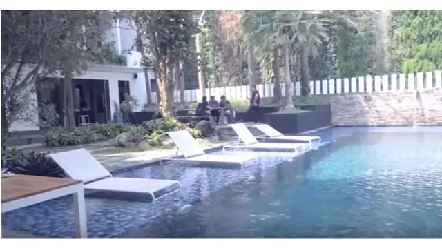 Terdapat kolam renang yang cukup luas, bak tinggal di hotel. Samping kolam renang pun ada bangku-bangku yang tertata dengan rapi.