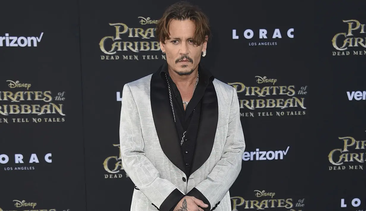 Para penggemar dibuat khawatir dengan kondisi kesehatan Johnny Depp. (INVISION/AP/REX/SHUTTERSTOCK/HollywoodLife)