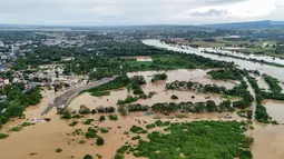 Topan Super Fung-wong, dikenal secara lokal sebagai Uwan, menerjang timur laut Filipina pada Minggu (9/11/2025) malam waktu setempat dengan membawa angin kencang dan hujan deras. Tampak foto udara menunjukkan pemandangan rumah-rumah dan sawah yang terendam banjir di Kota Tuguegarao, Provinsi Cagayan, di utara Manila pada 10 November 2025, setelah sungai meluap akibat hujan deras yang disebabkan oleh Topan Super Fung-wong. (John DIMAIN/AFP)