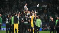 Ruben Amorim diangkat oleh para pemainnya usai Sporting mengalahkan Man City pada ajang Liga Champions. (PATRICIA DE MELO MOREIRA / AFP)