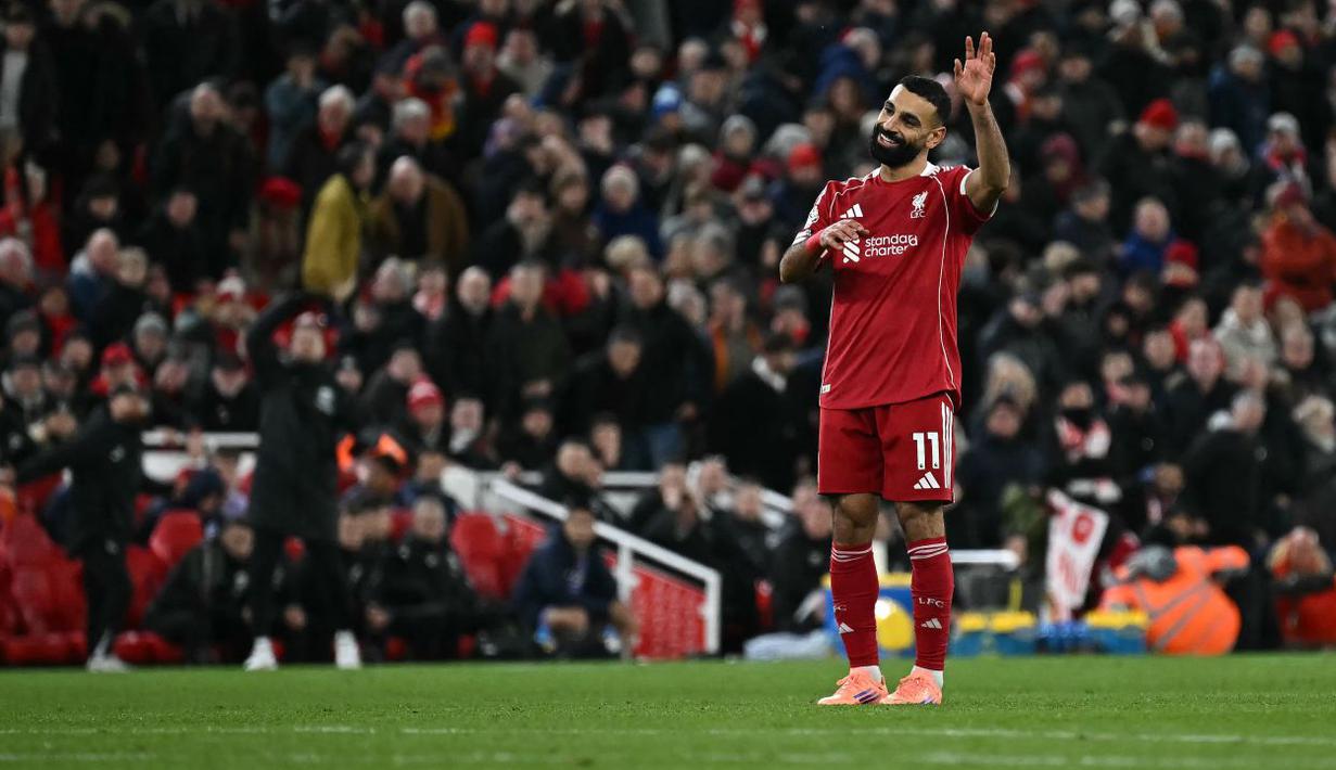 Penyerang Liverpool, Mohamed Salah, menyapa penggemar di Anfield usai laga antara Liverpool melawan Brighton and Hove Albion pada lanjutan Premier League 2025/2026, Sabtu (13/12/2025) malam WIB. (Paul ELLIS / AFP)