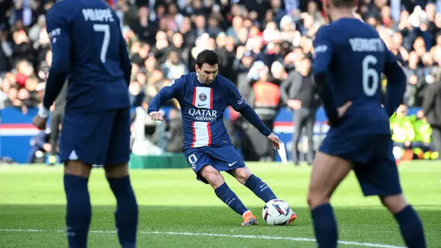 Foto: Melihat Kembali Aksi Tendangan Bebas Messi yang Jadi Penentu Kemenangan PSG atas Lille dan Torehkan Rekor Lagi