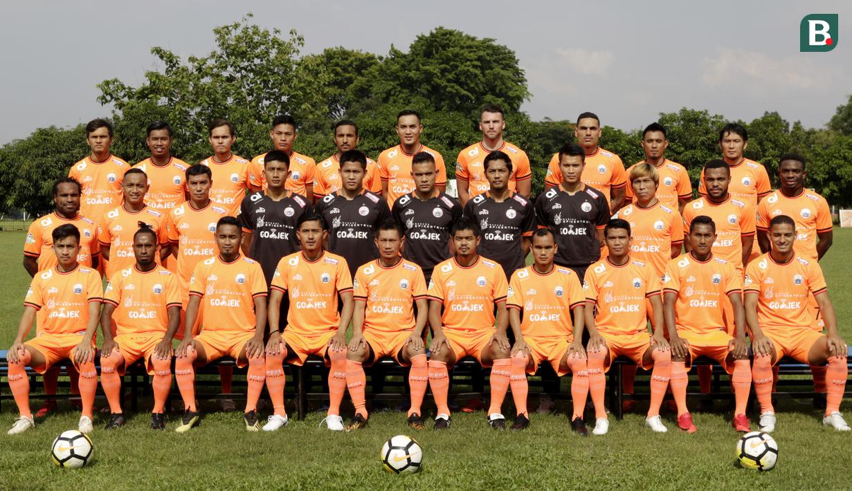 Pemain Persija Jakarta melakukan sesi foto sebelum latihan jelang laga Liga 1 di Lapangan Sutasoma, Jakarta, Jumat (07/12). Persija akan berhadapan dengan Mitra Kukar. (Bola.com/M Iqbal Ichsan)