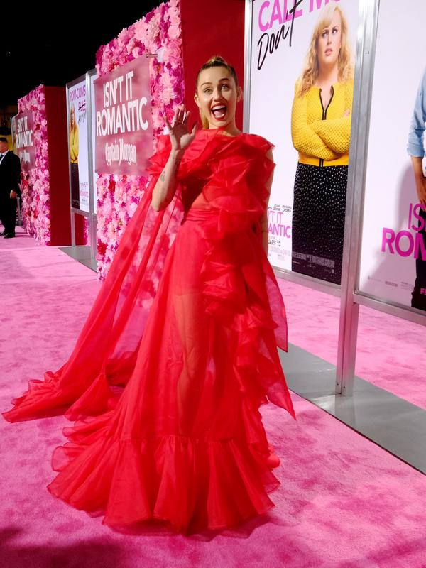 Penyanyi Miley Cyrus menyapa awak media saat tiba menghadiri pemutaran perdana film 