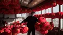 Pekerja membawa lampion yang sudah jadi untuk dijemur jelang perayaan Tahun Baru Imlek di provinsi Hebei, Tingkok (11/1). (AFP Photo/Fred Dufour)