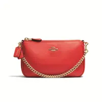 Selena Gomez berkolaborasi dengan brand ternama coach menghadirkan koleksi terbatas yang wajib Anda miliki. 