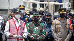 Menhub Budi Karya Sumadi (kiri) memberikan keterangan terkait penemuan CVR  Sriwijaya  SJ-182 di kawasan Dermaga JICT 2, Jakarta Utara, Rabu (31/3/2021). CVR ini ditemukan selasa malam (30/3) jam 20.00 WIB dengan alat TSHD King Arthur 8 di dasar lumpur laut. (Liputan6.com/Faizal Fanani)