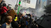 Massa pendukung Prabowo-Hatta disemprot water cannon dan gas air mata oleh polisi. (Ahmad Romadoni/Liputan6.com)