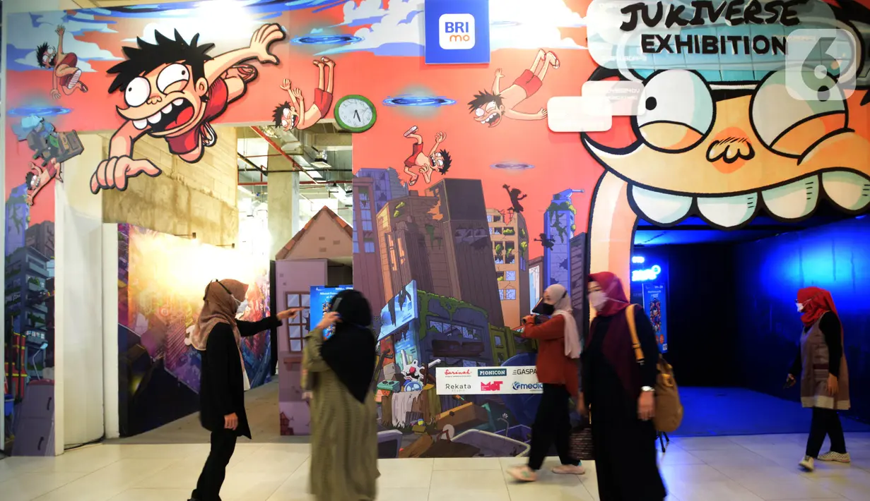 Pengunjung mengunjungi pameran karakter Juki  di Sarinah Jakarta Jumat (10/6/2022). Pameran digital painting bertajuk "Si Juki In  Painting Universe" merupakan eksperimen Faza dalam mengeksplorasi seni Digital Painting dan apresiasi terhadap karya-karya seni rupa yang melegenda. (merdeka.com/Imam Buhori)